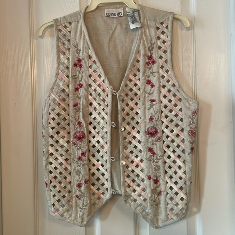 SZ M button front lattice work vest.